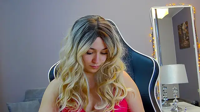 Eva Lovvia  online show from 03.03.25