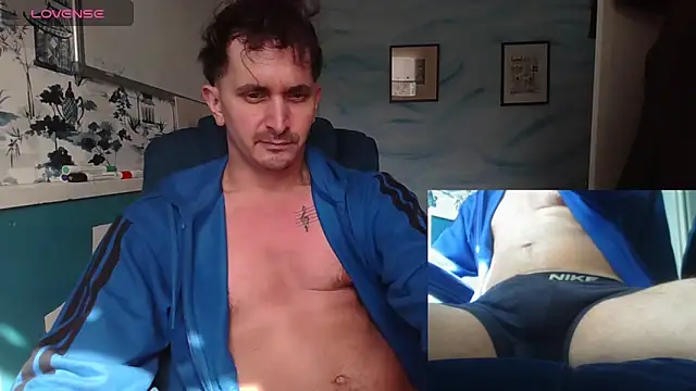 Snapshot of riffraphboi chatting on 04.09.26 riffraphboi online show from 04.09.26