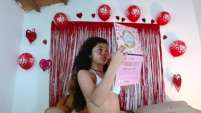 Snapshot of lucie_petite chatting on 02.13.25 lucie petite online show from 02.13.25