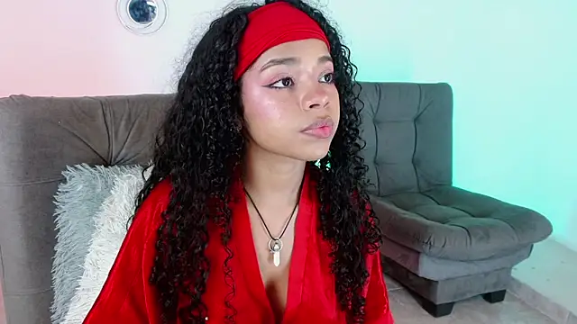 Snapshot of lucie_petite chatting on 03.21.25 lucie petite online show from 03.21.25