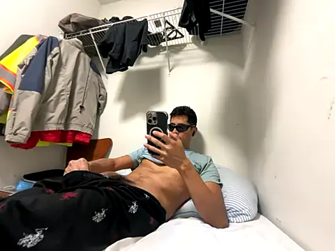 Snapshot of PerroDemonioHot chatting on 10.12.25 PerroDemonioHot online show from 10.12.25