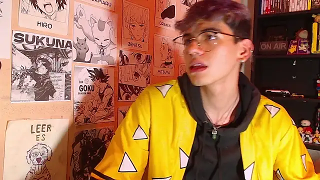 Snapshot of Mickey_Magic chatting on 03.05.25 Mickey Magic online show from 03.05.25