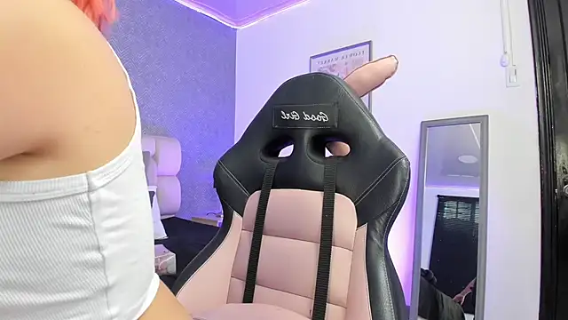 Snapshot of ah_mara_ chatting on 10.21.25 ah mara  online show from 10.21.25