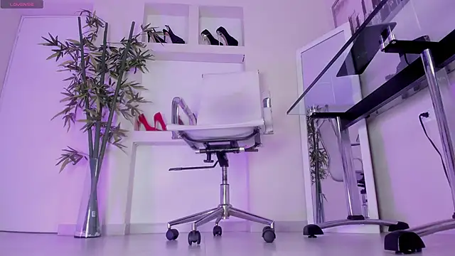 hannah howeell   online show from 04.06.26