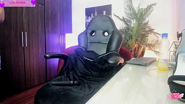 Snapshot of VioletParkker chatting on 02.06.25 VioletParkker online show from 02.06.25