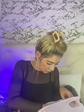 Snapshot of viktoria_davis_ chatting on 02.21.25 viktoria davis online show from 02.21.25