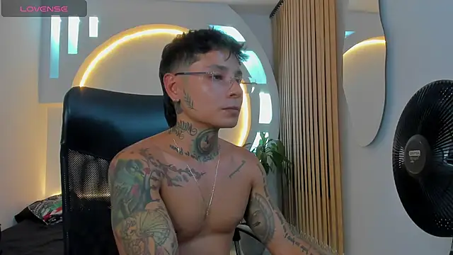 Snapshot of tattokoi chatting on 01.19.25 tattokoi online show from 01.19.25