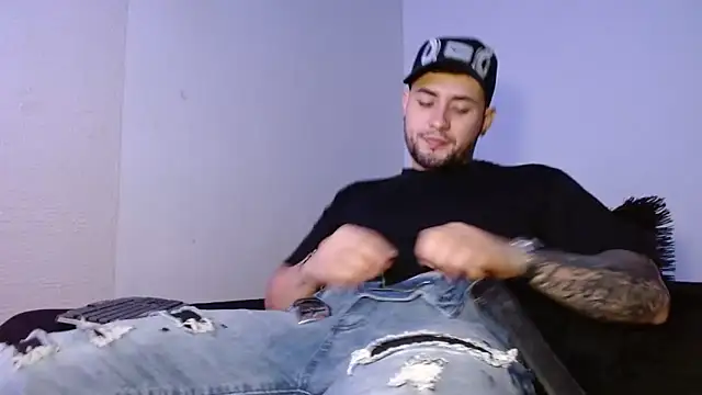 Snapshot of Lliam_2 chatting on 10.05.25 Lliam 2 online show from 10.05.25