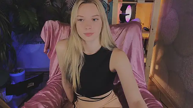 Snapshot of katt__y chatting on 10.10.25 katt  y online show from 10.10.25