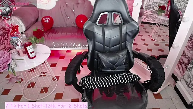 Snapshot of Skye_Little_v chatting on 02.14.25 Skye Little v online show from 02.14.25