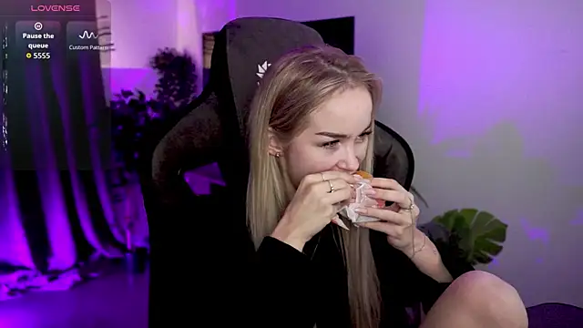 Snapshot of DakotaaJohnnson chatting on 09.18.25 DakotaaJohnnson online show from 09.18.25