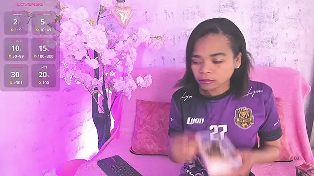 Snapshot of Gletty_noa chatting on 10.07.25 Gletty noa online show from 10.07.25