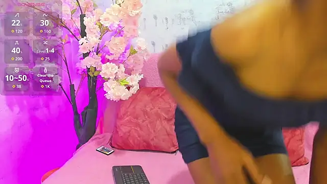 Snapshot of Gletty_noa chatting on 10.20.25 Gletty noa online show from 10.20.25