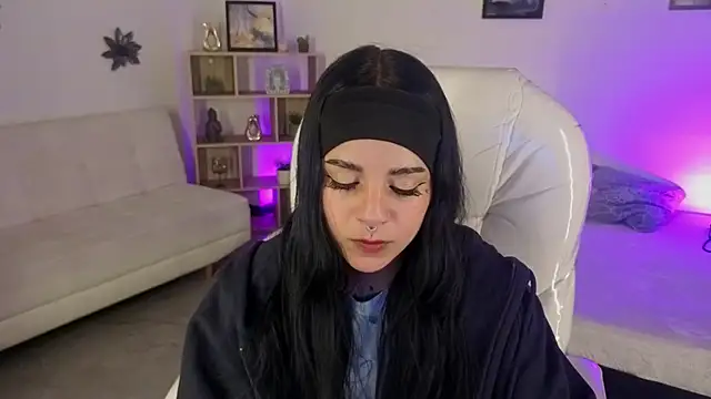 Nicole Foxx  online show from 10.25.25