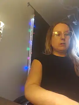 Snapshot of TattedMamaXOXO chatting on 02.04.25 TattedMamaXOXO online show from 02.04.25