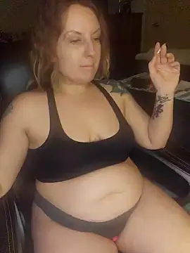 Snapshot of TattedMamaXOXO chatting on 02.06.25 TattedMamaXOXO online show from 02.06.25