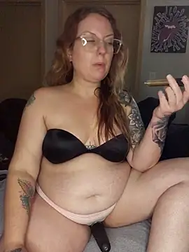 Snapshot of TattedMamaXOXO chatting on 09.08.25 TattedMamaXOXO online show from 09.08.25