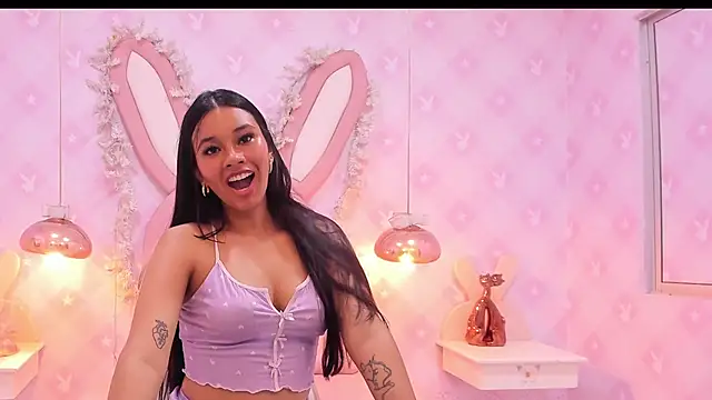 Snapshot of LIA_SWAN_ chatting on 10.28.25 LIA SWAN online show from 10.28.25