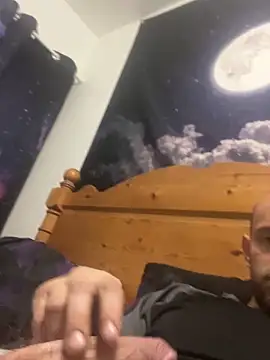 Snapshot of wyattstone chatting on 10.04.25 wyattstone online show from 10.04.25