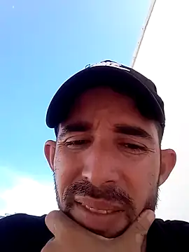 Snapshot of CubanoFull chatting on 02.04.25 CubanoFull online show from 02.04.25