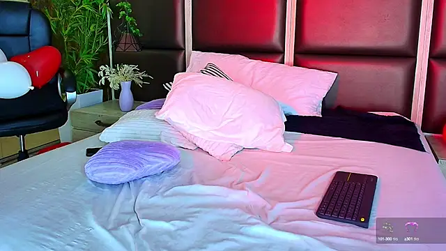 Bella Smiith  online show from 02.18.25