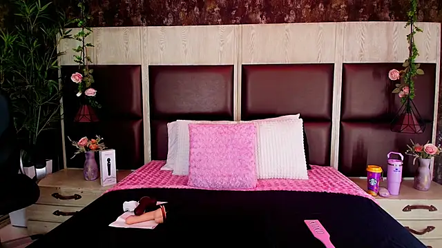 Bella Smiith  online show from 11.08.25