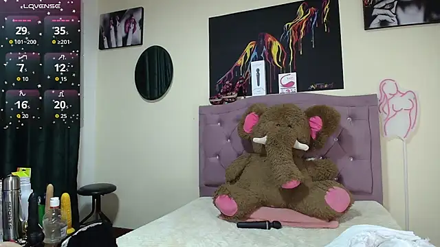 Snapshot of Emmie_Hot chatting on 09.19.25 Emmie Hot online show from 09.19.25