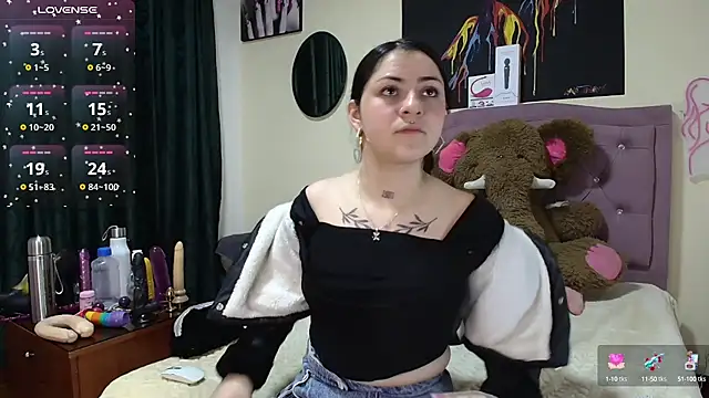 Snapshot of Emmie_Hot chatting on 09.27.25 Emmie Hot online show from 09.27.25