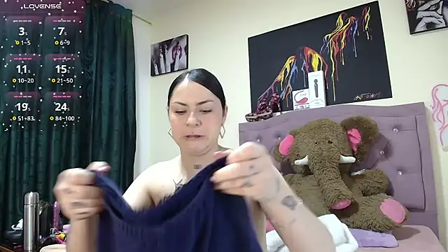 Snapshot of Emmie_Hot chatting on 10.03.25 Emmie Hot online show from 10.03.25