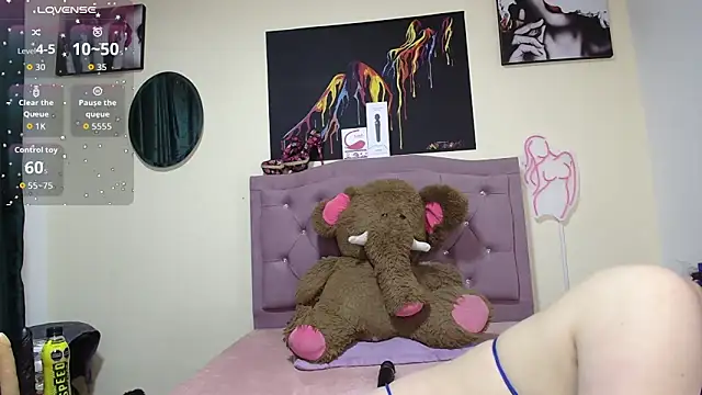 Snapshot of Emmie_Hot chatting on 10.04.25 Emmie Hot online show from 10.04.25