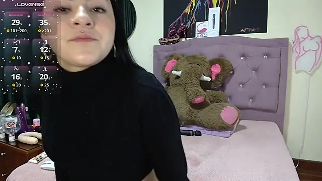 Snapshot of Emmie_Hot chatting on 10.06.25 Emmie Hot online show from 10.06.25