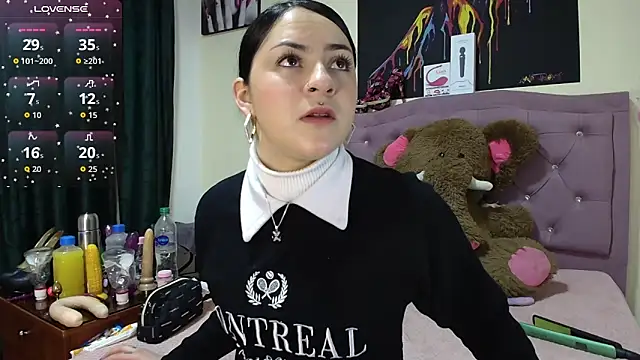 Snapshot of Emmie_Hot chatting on 10.10.25 Emmie Hot online show from 10.10.25