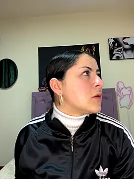 Snapshot of Emmie_Hot chatting on 10.17.25 Emmie Hot online show from 10.17.25