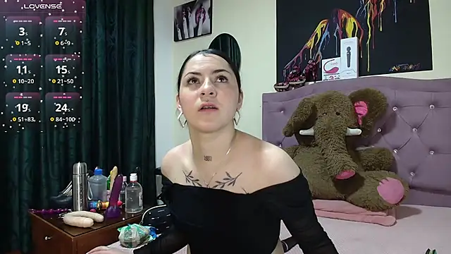 Snapshot of Emmie_Hot chatting on 10.20.25 Emmie Hot online show from 10.20.25