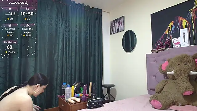 Snapshot of Emmie_Hot chatting on 10.21.25 Emmie Hot online show from 10.21.25