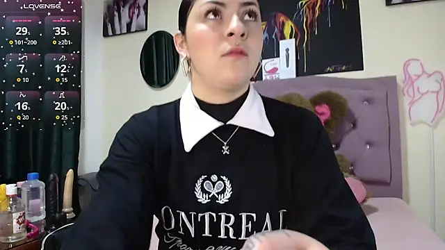 Snapshot of Emmie_Hot chatting on 10.24.25 Emmie Hot online show from 10.24.25