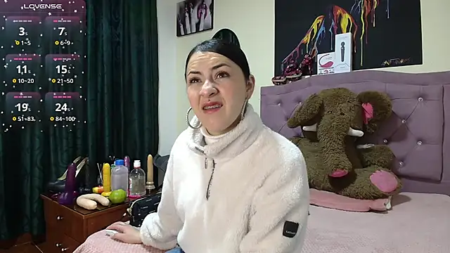 Snapshot of Emmie_Hot chatting on 10.25.25 Emmie Hot online show from 10.25.25