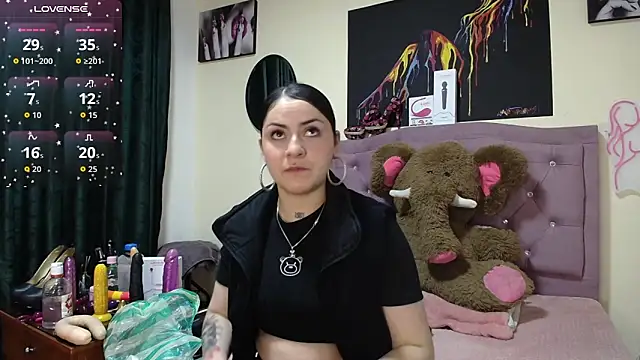 Snapshot of Emmie_Hot chatting on 10.31.25 Emmie Hot online show from 10.31.25