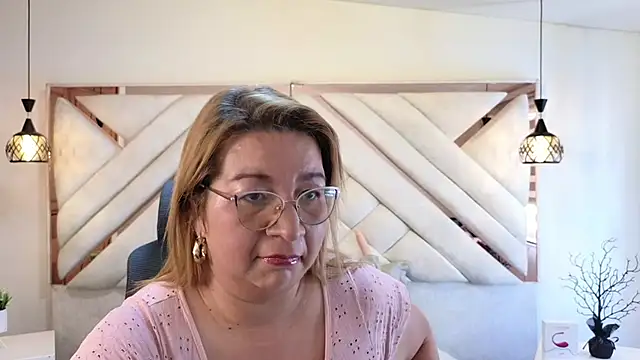 maylinlee online show from 02.15.25