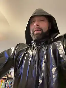 Snapshot of Dadbod4you chatting on 03.11.25 Dadbod4you online show from 03.11.25