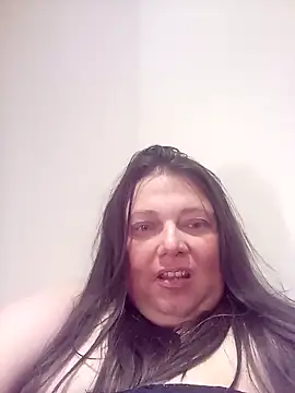 Snapshot of HotHornyEmmaX chatting on 01.28.25 HotHornyEmmaX online show from 01.28.25