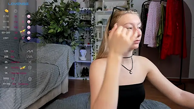 Snapshot of Rachel_Rut chatting on 10.11.25 Rachel Rut online show from 10.11.25