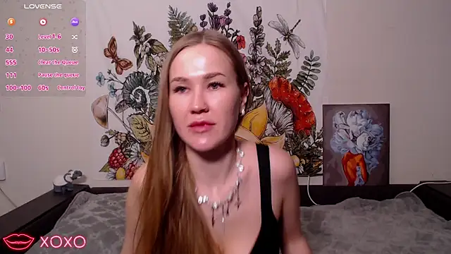 Snapshot of DianaShermy chatting on 01.28.25 DianaShermy online show from 01.28.25