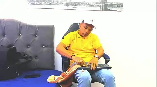 Snapshot of carlos_alber12 chatting on 03.15.25 carlos alber12 online show from 03.15.25