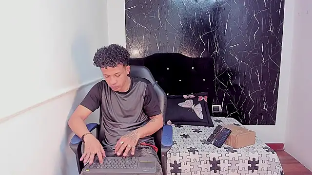 Snapshot of carlos_alber12 chatting on 10.10.25 carlos alber12 online show from 10.10.25