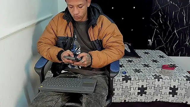 Snapshot of carlos_alber12 chatting on 10.11.25 carlos alber12 online show from 10.11.25