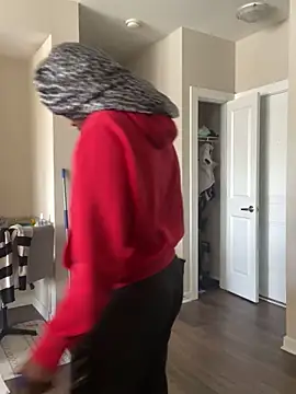 Snapshot of theprettysoles chatting on 12.21.25 theprettysoles online show from 12.21.25