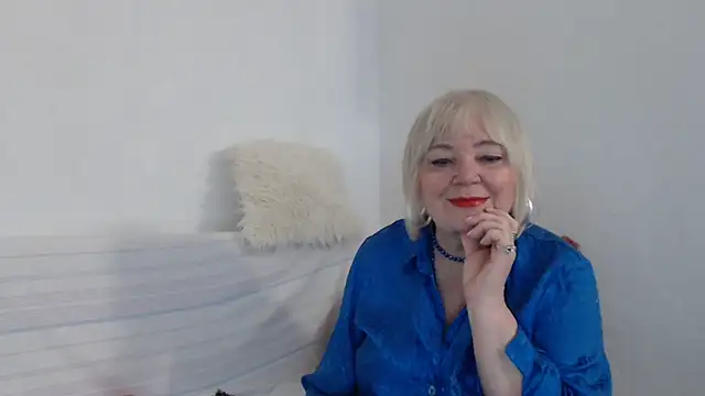 Snapshot of KisaMolis chatting on 02.08.25 KisaMolis online show from 02.08.25