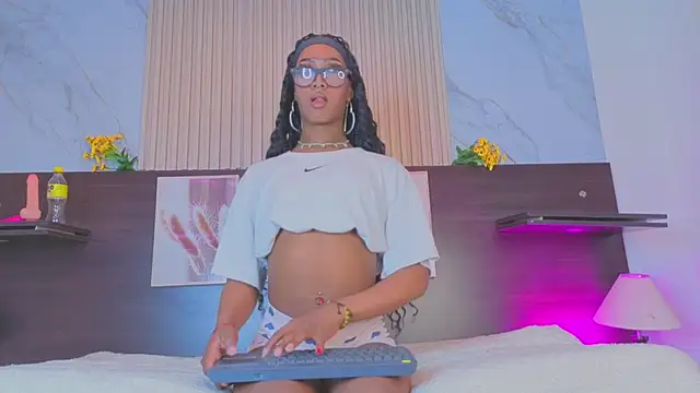 nahomy james25 online show from 10.05.25