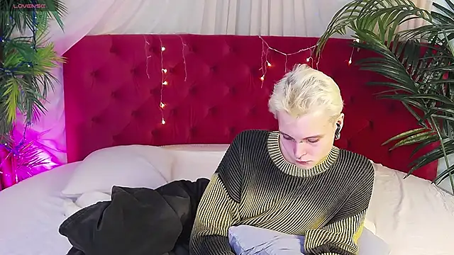 Snapshot of DemianEnglen chatting on 02.02.25 DemianEnglen online show from 02.02.25